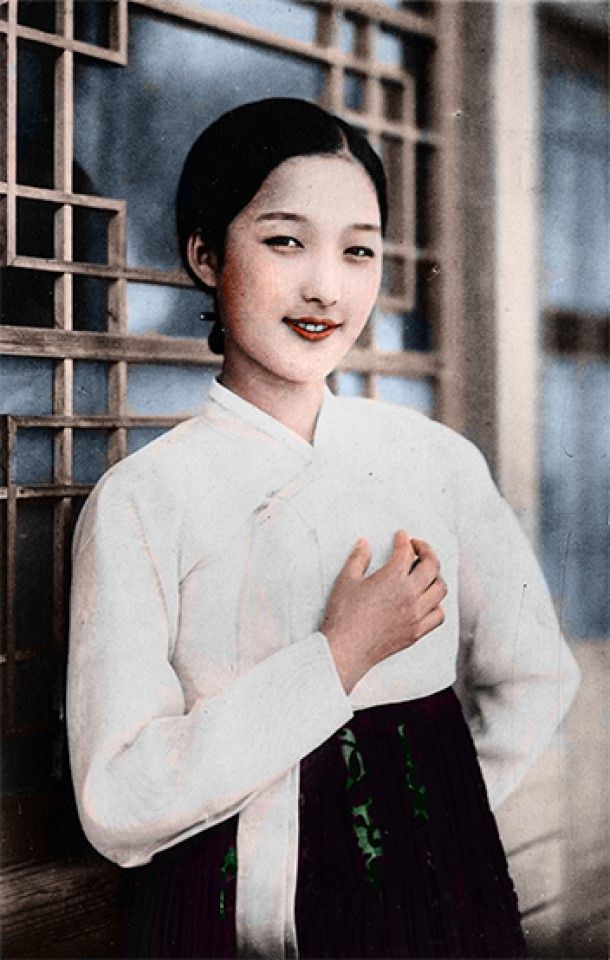 A Korean gisaeng or courtesan providing traditional song and dance, 1910s.