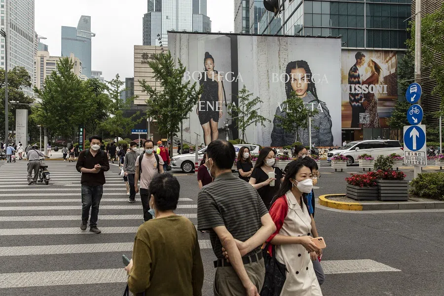 Pedestrians pass a shopping mall in Shanghai, China, on 1 June 2022. (Qilai Shen/Bloomberg)