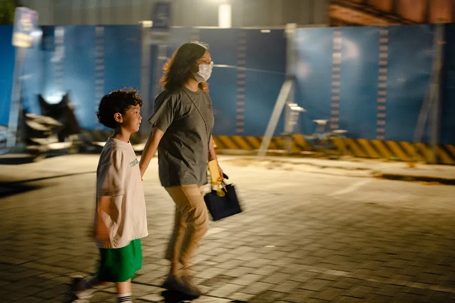 At about 10pm, Zhuangzhuang leaves the dance studio and goes home with his mother after practising dancing for three hours.