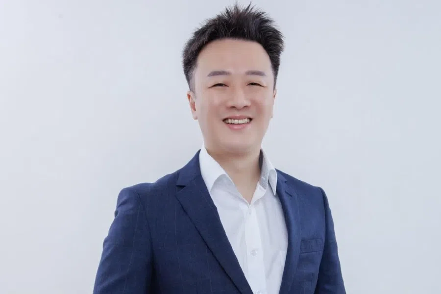 Lee Cheng-hao started in the Kuomintang (KMT) as the spokesperson for current KMT chairman Eric Chu during his presidential campaign, and was involved in controversy over secretly taking intimate photos of his girlfriend. (Facebook/Lee Cheng-hao)