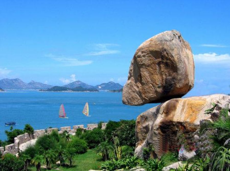 The Fengdong Rock: two balancing rocks with a palm-size large contact point. (Internet)