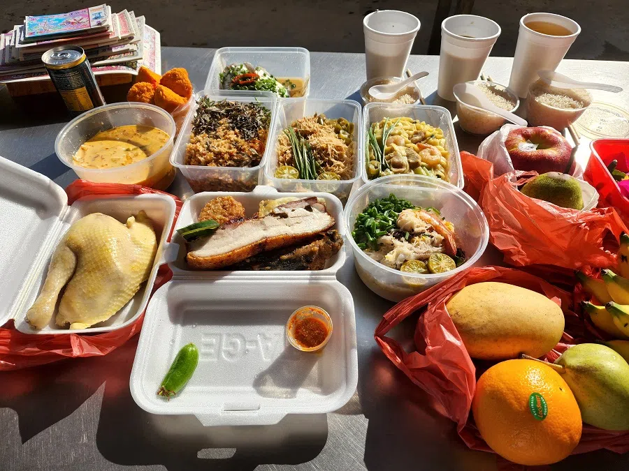 Food offered to ancestors include huat kueh, roast meat and the departed's favourite dishes. (Photo: Candice Chan)