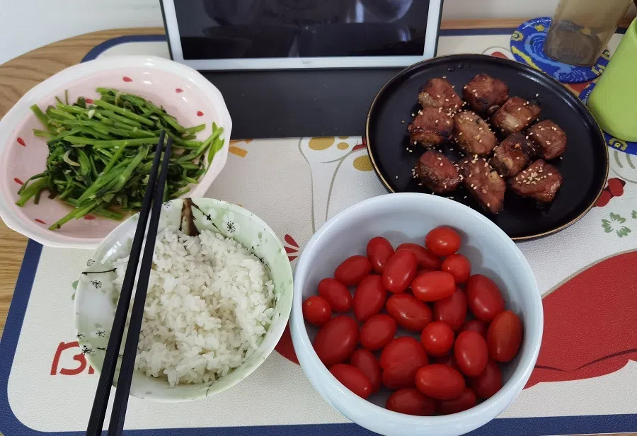 Lorna can’t do without dianzi zhacai when she eats on her own. (Photo provided by Lorna Wei)