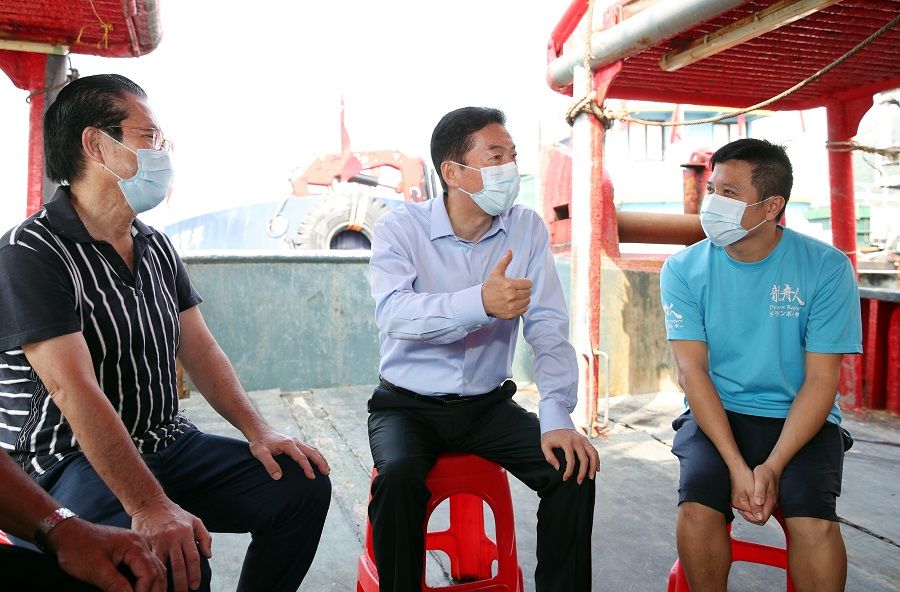 Luo Huining (centre) speaking with fisherman on a fishing boat, 30 September 2021. (LOCPG/CNS)