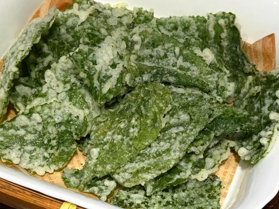 Deep-fried battered mulberry leaves.