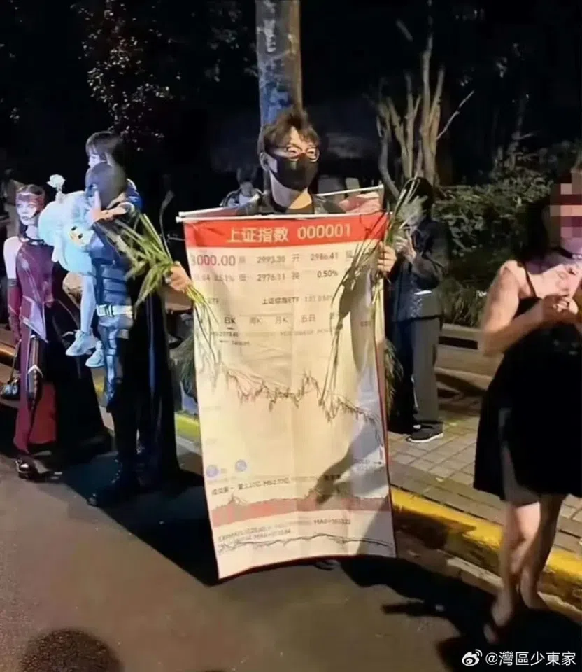 This participant dressed as the Shanghai Composite Stock Index that fell below 3,000 points. (Weibo)