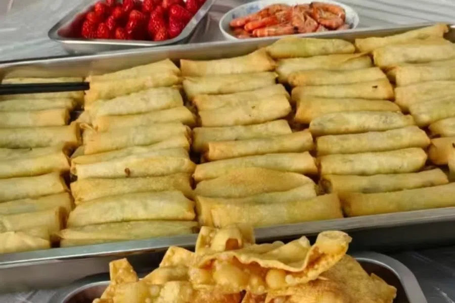 Spring rolls, along with other festive dishes. (Lu Lingming)