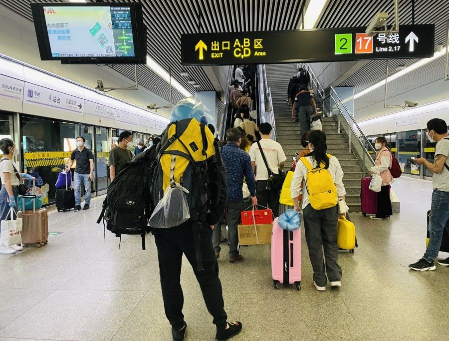 People head for an escalator at Hongqiao railway station as they make their way out of Shanghai, 31 May 2022. (Chen Jing/SPH Media)