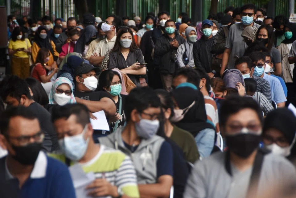 Hundreds of residents queue to get the Covid-19 vaccine booster shot in Bekasi, Indonesia, on 5 February 2022. (Rezas/AFP)