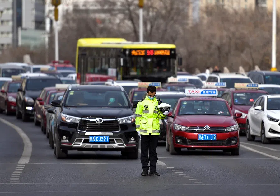 On 4 April at 10am, traffic halted in Ürümqi and a traffic police removed his cap to observe a moment of silence. (CNS)
