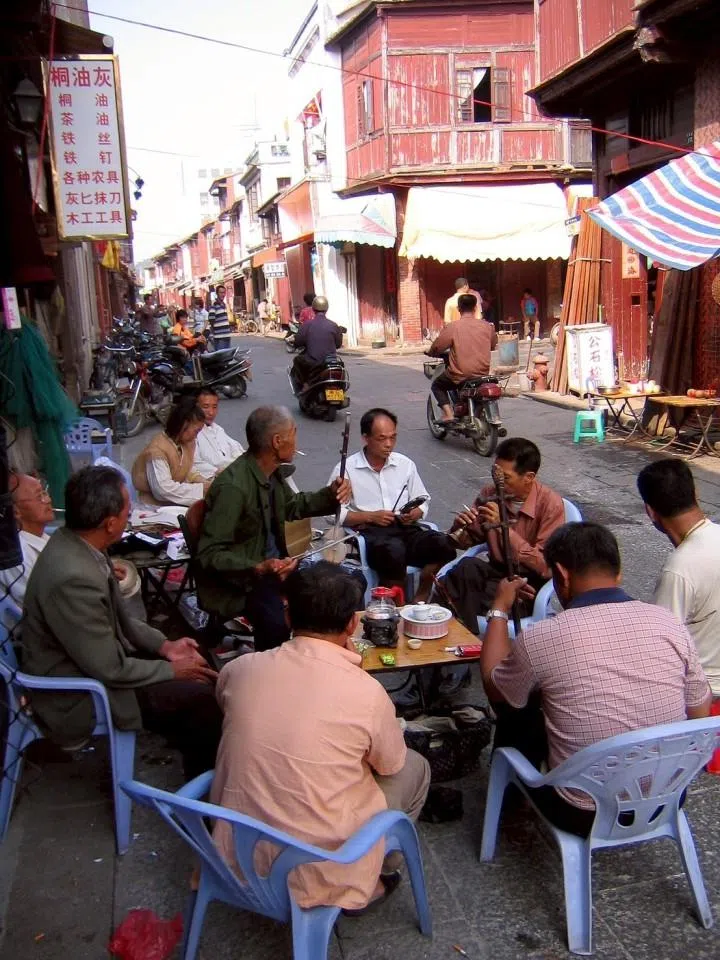 Elderly men drinking tea and playing the erhu on “Taiwan Street” in Zhangzhou, 2006.