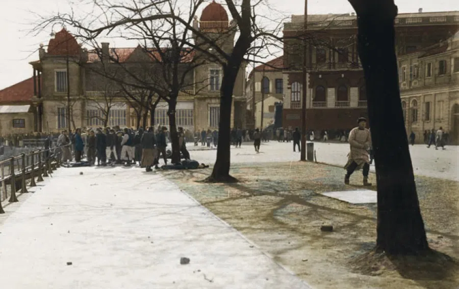 The bodies of the executed revolutionaries and the gathered crowd at Hankou, October 1911. After the Qing army entered Hankou, they executed many captured revolutionaries, but their harsh methods sparked a larger revolutionary wave.