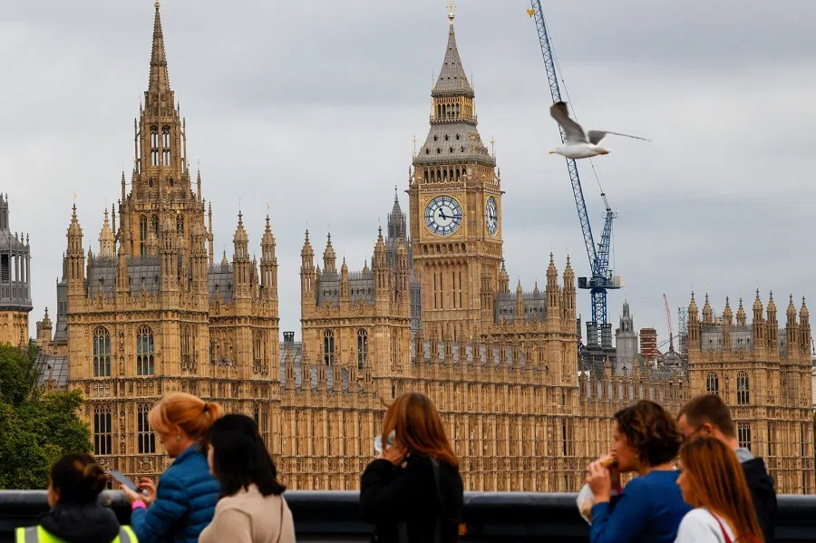 Members of the public queue on Lambeth Bridge to see Queen Elizabeth II lying in state in Westminster Halll, in London, Britain, on 15 September 2022. (Carlos Jasso/Bloomberg)