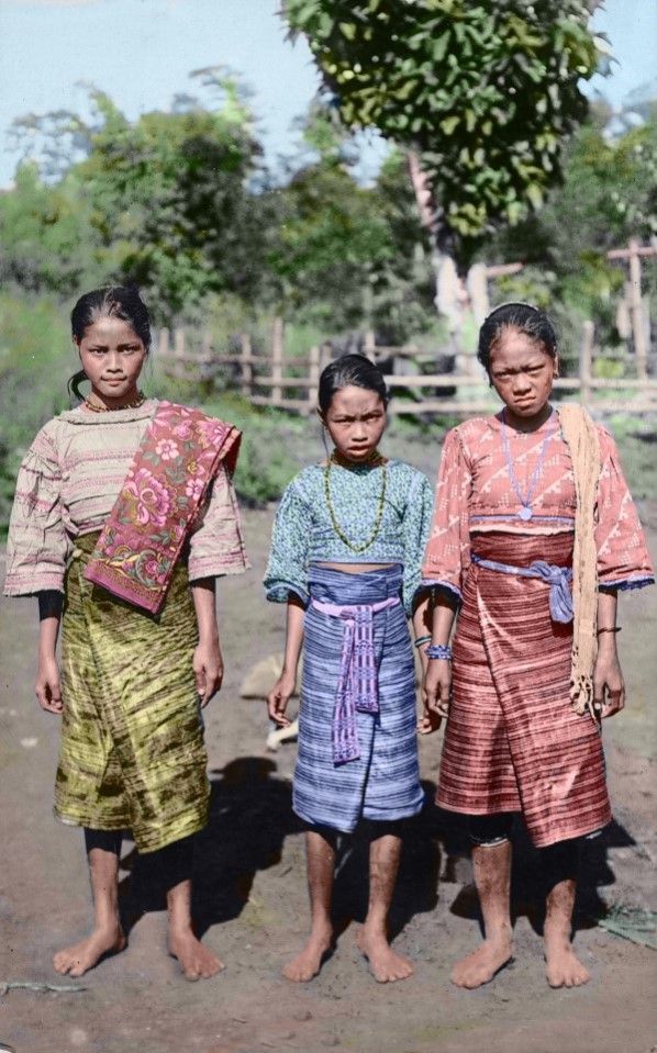 Young girls in traditional Mindanao attire, 1920s.