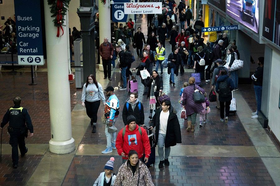 Travelers arrive at Union Station on 22 December 2023 in Washington, DC. (Brendan Smialowski/AFP)