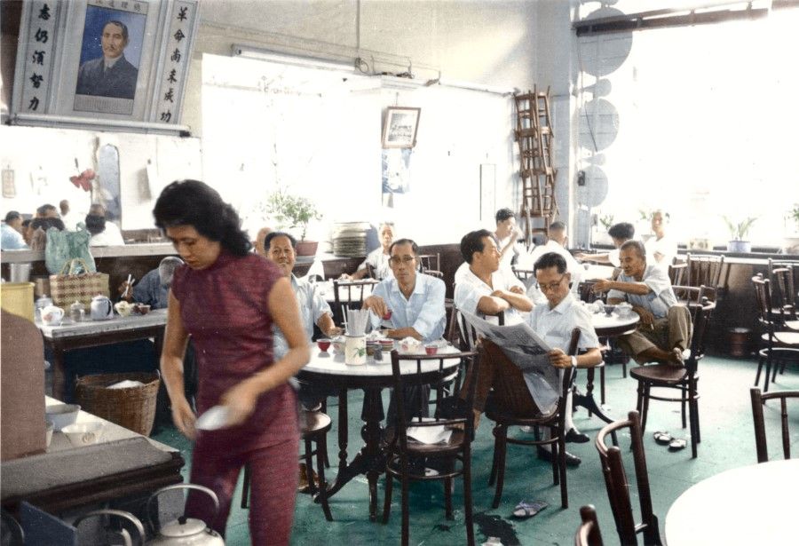 Many people frequented such coffee shops for their meals in the 1950s, as seen here in Singapore. The elderly enjoyed having tea and chit chatting in such establishments, which was part and parcel of the local culture. In this photograph, a portrait of Mr Sun Yat-sen with his teachings hangs on the wall.
