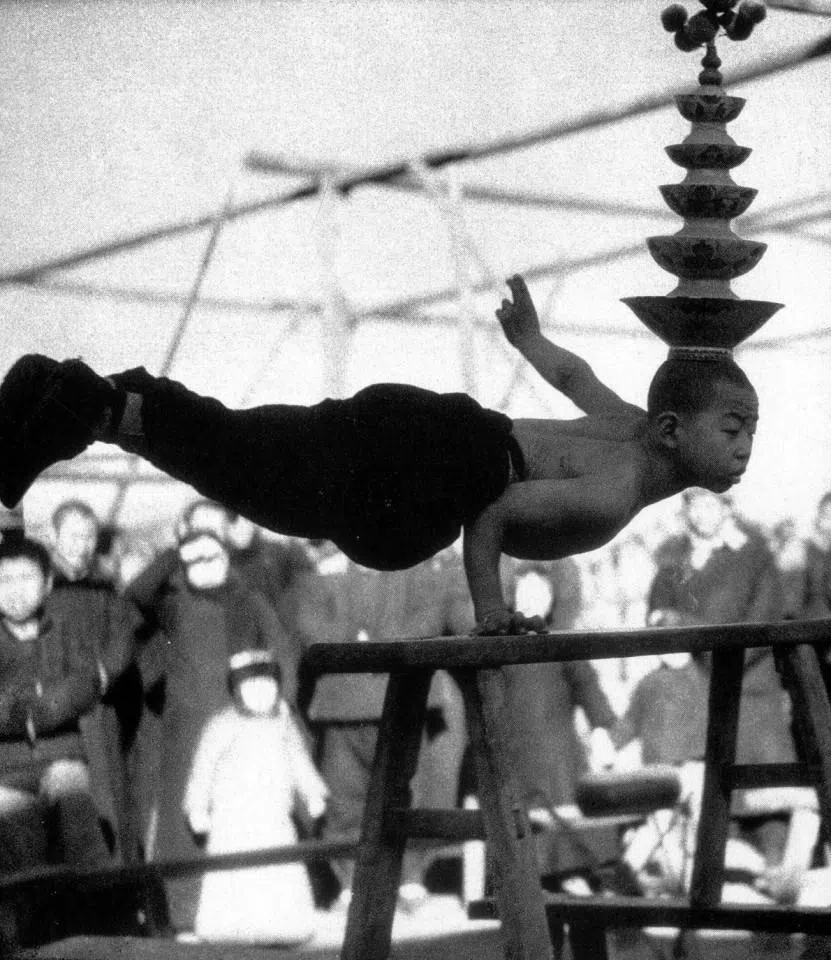 A children’s acrobatic performance in Liulichang, Beijing.