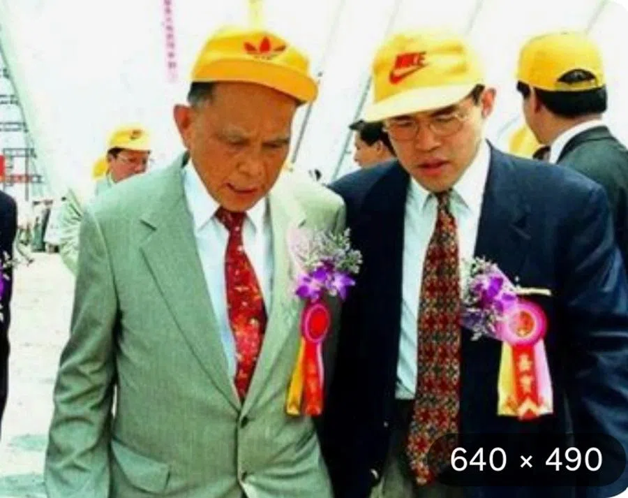 In the 1990s, Benjamin Fok (right) and his father, Henry Fok, attended the opening ceremony of a project in Nansha. (Photo provided by interviewee)