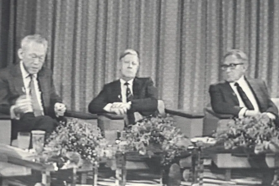 A picture taken off TV showing Prime Minister Lee Kuan Yew (left) discussing world economic problems with former West German Chancellor Helmut Schmidt (centre) and former American Secretary of State Henry Kissinger (right) in Japan in 1983. (SPH Media)