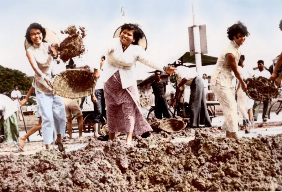 In 1959, volunteers at Kallang Airport took part in labour efforts to create Kallang Park.