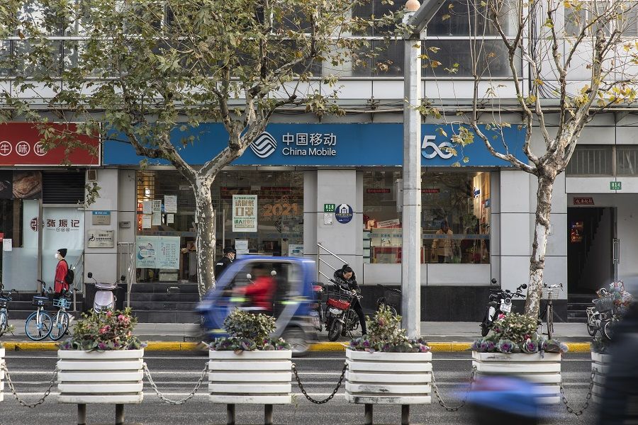 A China Mobile Ltd. store in Shanghai, China, on 21 December 2021. (Qilai Shen/Bloomberg)