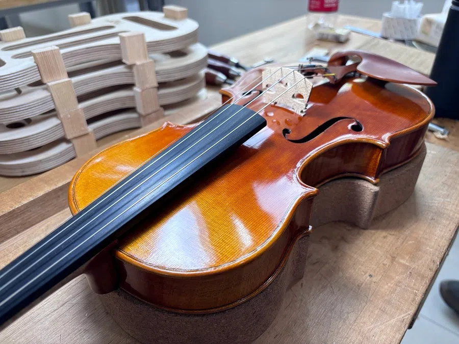Feng Heng spent two and a half months making this violin.