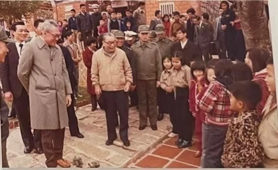 In the early 1980s, President Chiang took Prime Minister Lee on a tour of Kinmen, including a visit to an elementary school. (Courtesy of the Chiang Ching-kuo Foundation)