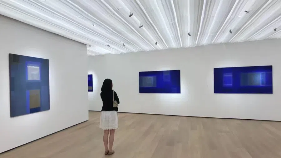 Zheng Hong may be single, but many activities keep her busy, such as going to galleries and exhibitions, catching movies, or getting a facial.