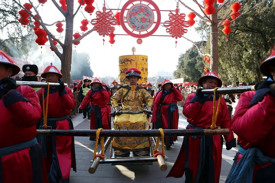 2025年1月29日，农历大年初一，北京地坛举行清朝皇家庆典重演，一名扮成皇帝的演员坐在轿中。（Florence Lo/路透社）