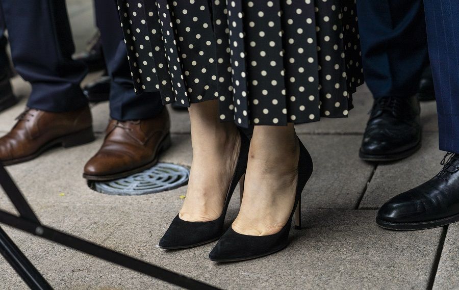 Meng Wanzhou, chief financial officer of Huawei, delivers a statement to members of the media without a GPS ankle monitor as she exits provincial court in Vancouver, British Columbia, Canada, on 24 September 2021. (Jimmy Jeong/Bloomberg)