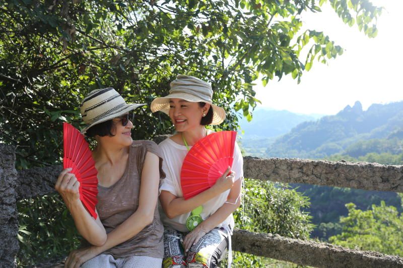 Chiang Ching (left) and Brigitte Lin atop Wuyi Mountain. (Photo: Brigitte Lin)
