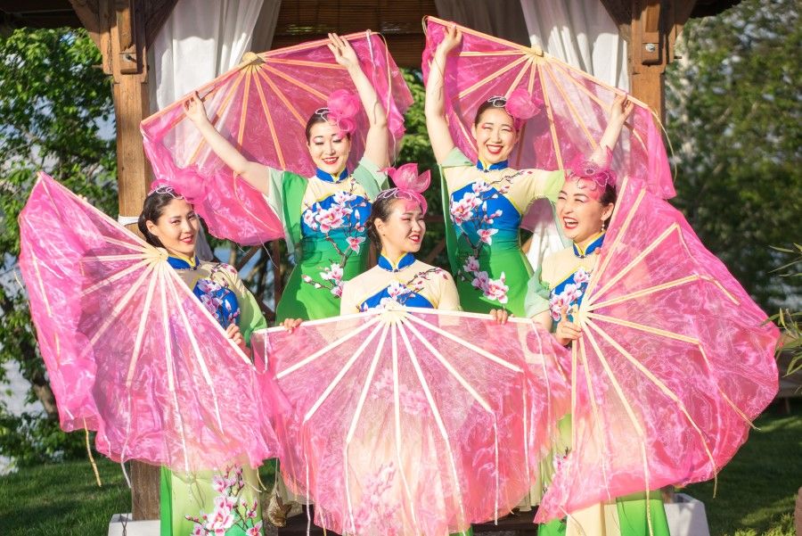 Traditional Chinese dancers in full costume. (iStock)