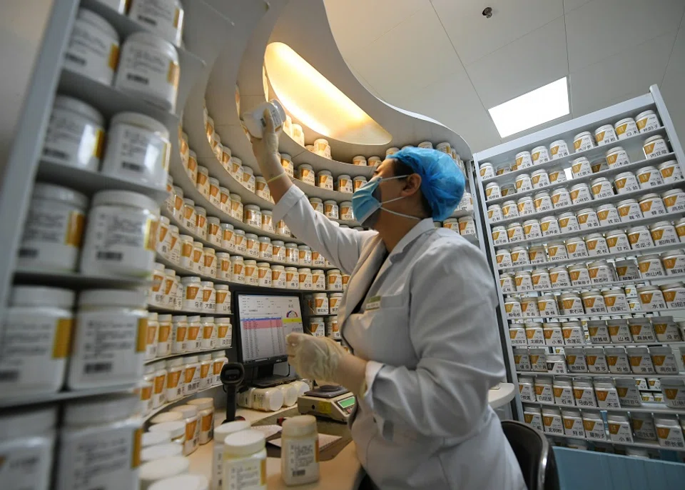 In this photo taken on 26 May 2020, a traditional Chinese medicine staff is making a presciption used to remove dampness in the body at the affiliated hospital of Changchun University of Chinese Medicine in Jilin, China. (Zhang Yao/CNS)