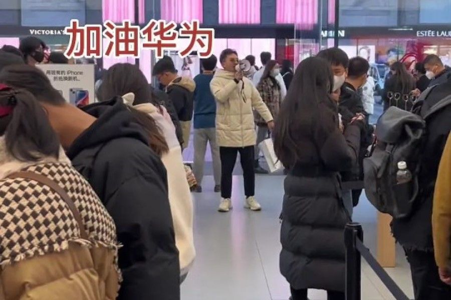 A screen grab from a video showing a man chanting pro-Huawei slogans in an Apple store in Hanghzhou, China. Can support for China-made brands like Huawei be taken too far? (Internet)