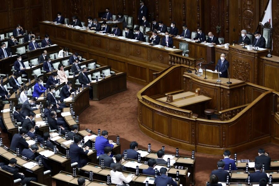 Yoshihide Suga, Japan's prime minister, delivers a policy speech during an ordinary session at the lower house of parliament in Tokyo, Japan, on 18 January 2021. (Kiyoshi Ota/Bloomberg