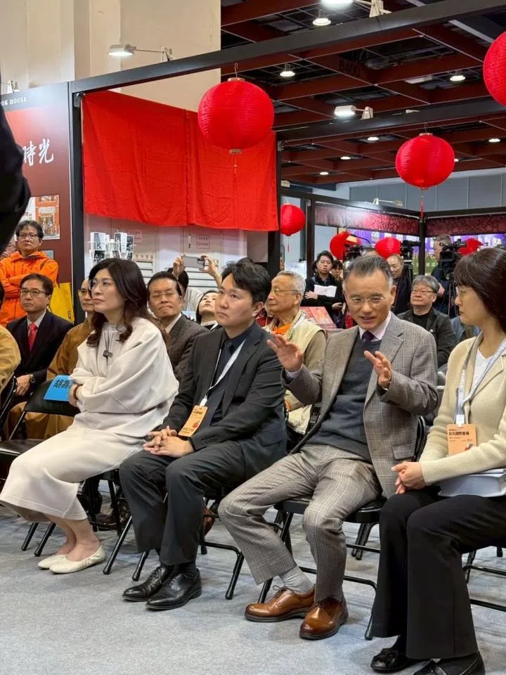 Cheng Li-wun seated among the audience with Korean guests.