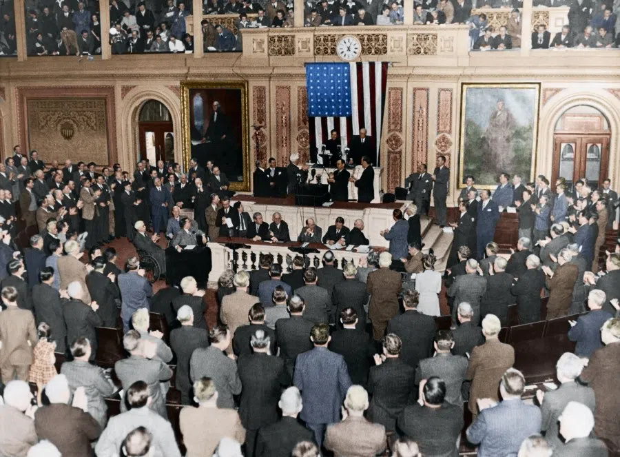Madame Chiang making a moving speech at a joint session of the US Congress, 18 February 1943, the first Chinese person and the second woman to do so. She emphasised the hardship and exemplary behaviour, blood and sacrifice of the Chinese military and civilians in the war against the Japanese. Her speech was interrupted several times by applause, and she was given a standing ovation at the end.
