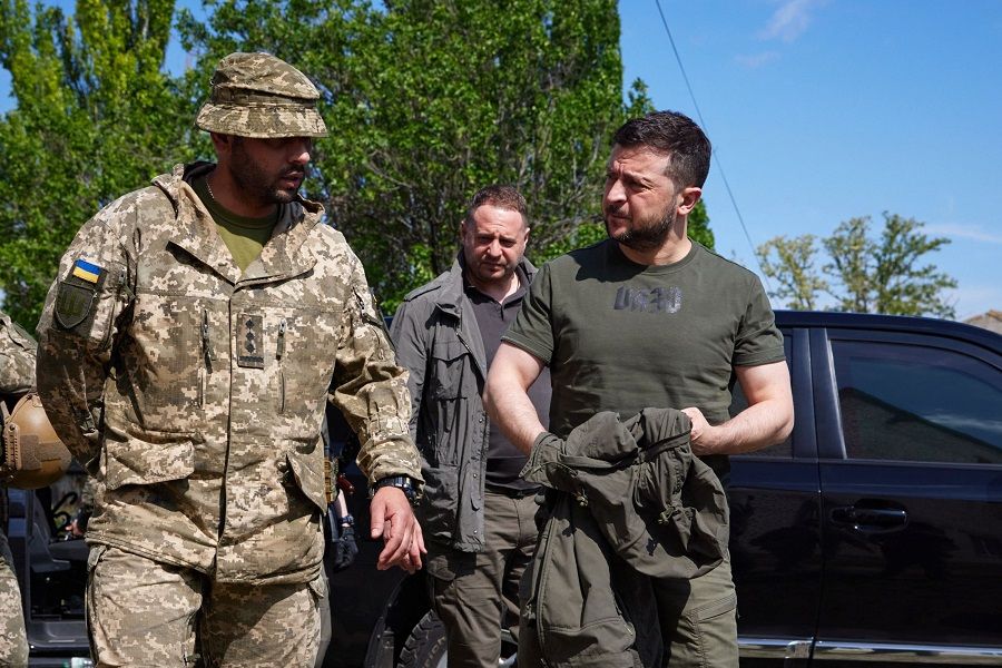 This handout picture taken and released by the Ukrainian presidential press service on 5 June 2022 shows Ukrainian President Volodymyr Zelensky (right) visiting the frontline positions of the Ukrainian military during a working trip to the Zaporizhzhia region. (Handout /Ukrainian presidential press service/AFP)