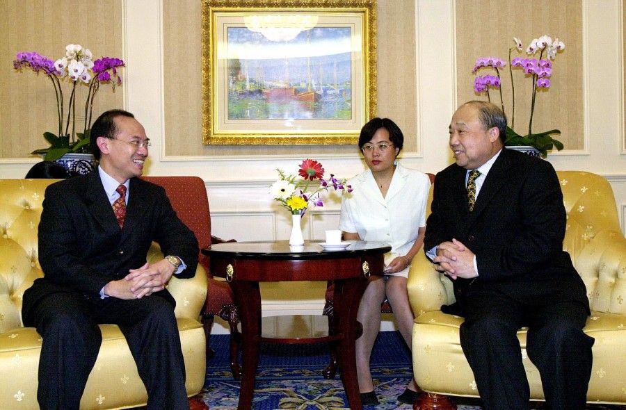 George Yeo (left), Minister for Trade and Industry, with Shi Guangsheng (right), China's Minister of Foreign Trade and Economy Cooperation, August 2001. (SPH Media)