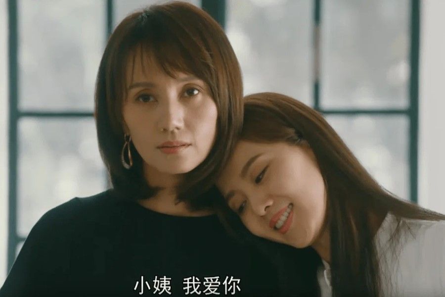 The role of the open-minded, independent youngest aunt in the 2020 Chinese drama series My Best Friend's Story (played by Yuan Quan, left) was popular with audiences. (Internet)
