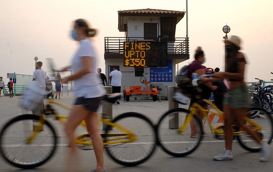 A sign reminding people the fine for not wearing a mask can be as much as US$350 is seen by the pier on 7 September 2020 in Manhattan Beach, California, amid the coronavirus pandemic. (Chris Delmas/AFP)
