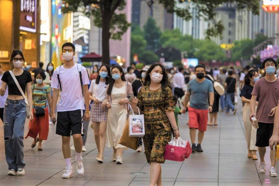 Shoppers and pedestrians on Nanjing Road shopping street, in Shanghai, China, on 9 July 2022. (Qilai Shen/Bloomberg)