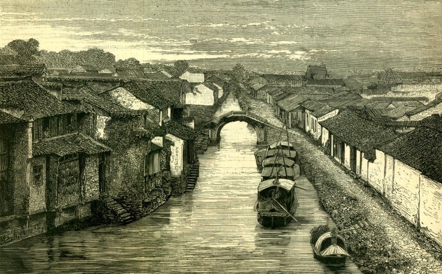 A picture of Fuzhou in French publication L'Illustration, 1884, showing a peaceful, flowing scene reminiscent of Jiangnan's waterways. The branches of the Min river wind around the old city of Fuzhou, and the rich water supply has made Fuzhou a land of fish and rice.