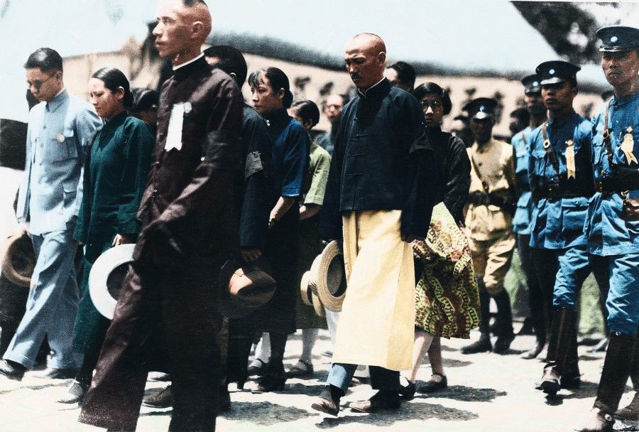 Sun Yat-sen's funeral, 1 June 1929. The funeral cortege stretched to five or six kilometres, and the entourage included key government people and Sun's relations, including Chiang Kai-shek and wife Soong Mei-ling, Sun's wife Soong Ching-ling, and his son Sun Fo (Sun Ke) by his first wife Lu Muzhen.