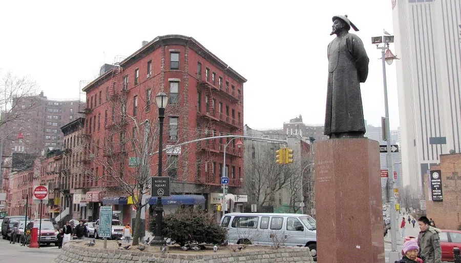 Statue of Lin Zexu (1785-1850) in Chatham Square, East Broadway New York City, US, 15 March 2009. Lin was a Chinese scholar and official during the late Qing dynasty, most famous for his fight against opium smuggling in Guangzhou, China. (Photo: LuHungnguong/Licensed under CC BY 3.0)
