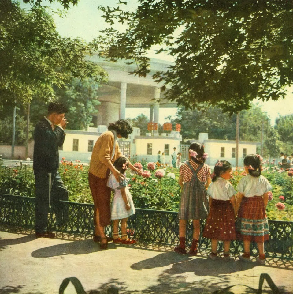 In the early 1950s, community life in Beijing was stable after the establishment of the new China.