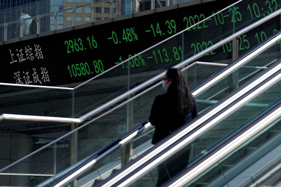 An electronic board shows Shanghai and Shenzhen stock indexes, at the Lujiazui financial district, in Shanghai, China, 25 October 2022. (Aly Song/File Photo/Reuters)