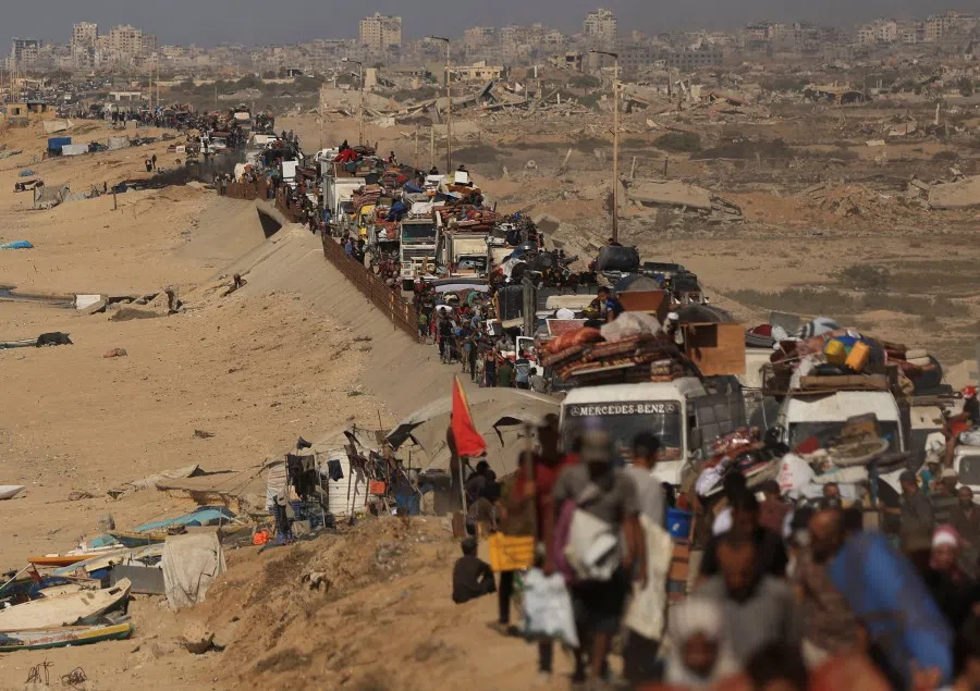 Displaced Palestinians flee southward in the central Gaza Strip after Israeli forces ordered residents of Gaza City to evacuate to the south, on 21 September 2025. (Dawoud Abu Alkas/Reuters)