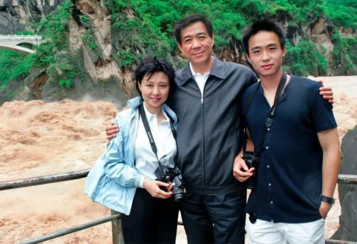 Bo Guagua (right) with his father Bo Xilai (centre) and mother Gu Kailai (left), in an undated picture. (Internet)