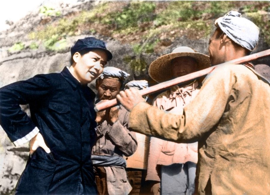 Mao Zedong speaking to farmers of Yangjialing, May 1939. Yangjialing was a small mountain village about two kilometres northwest of Yan'an city. On 20 November 1938, after the Japanese bombed Yan'an, the CCP moved its branches here.